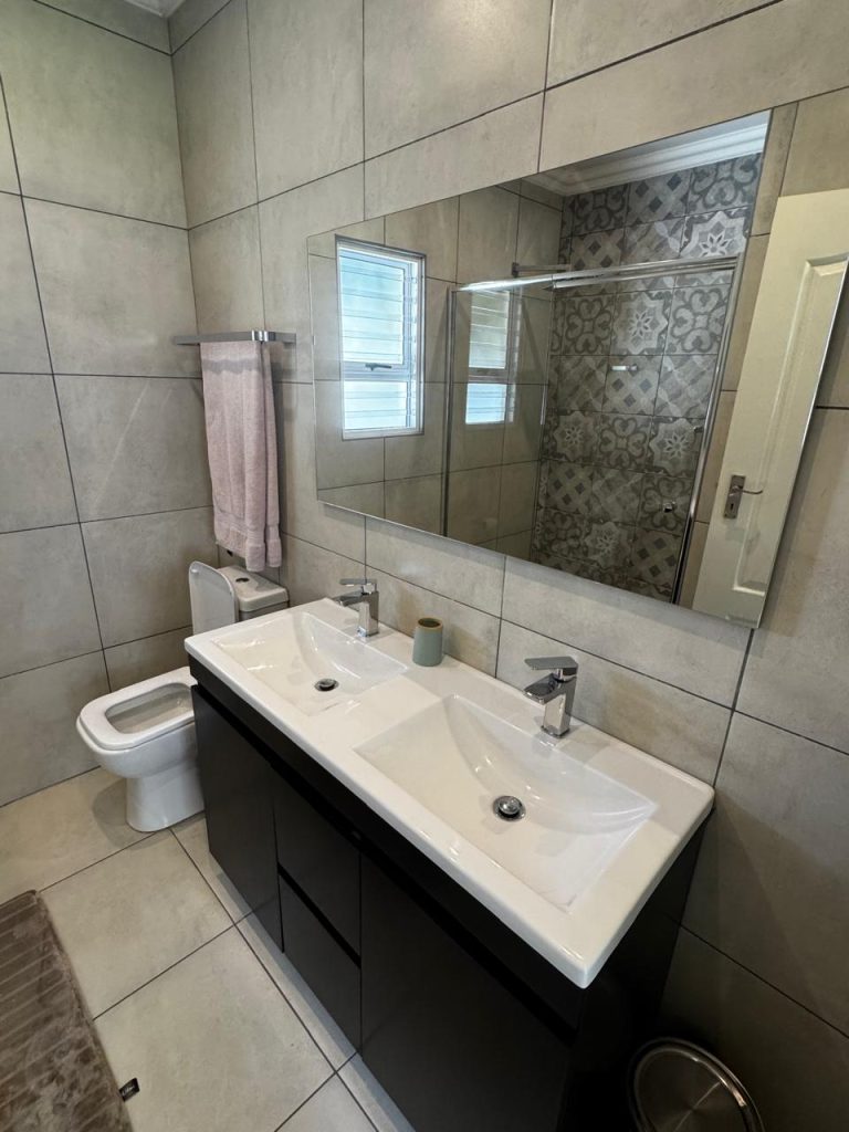 Oakview-cottage-main-bedroom-bathroom-accommodation-frankfort